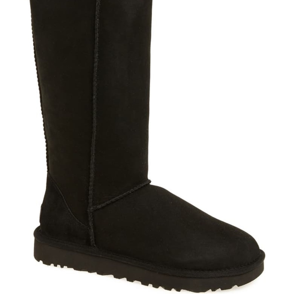 Black Classic Uggs